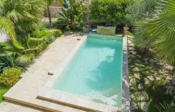 Gagliano del Capo immersa nel verde e a pochissimi minuti a piedi dal mare elegante villa con piscina