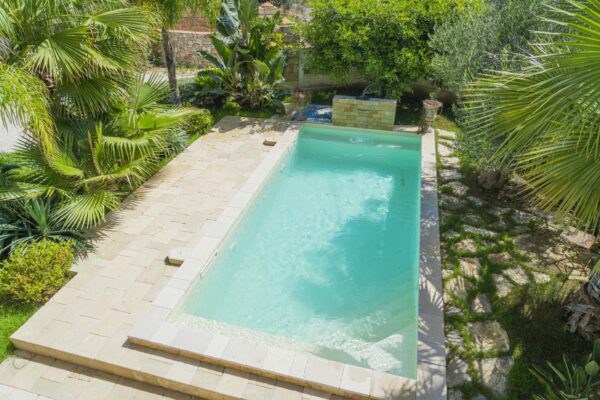Gagliano del Capo immersa nel verde e a pochissimi minuti a piedi dal mare elegante villa con piscina