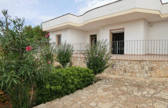 Torre Lapillo a mt.500 dalle acque cristalline villa con giardino