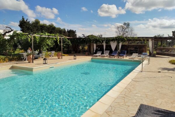 Antica villa con piscina immersa nella campagna salentina