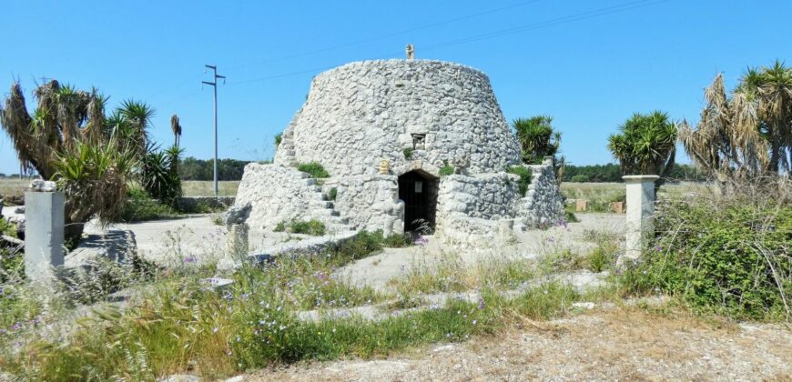 Terreno con trullo da ristrutturare sulla Lecce-Frigole (5° km)