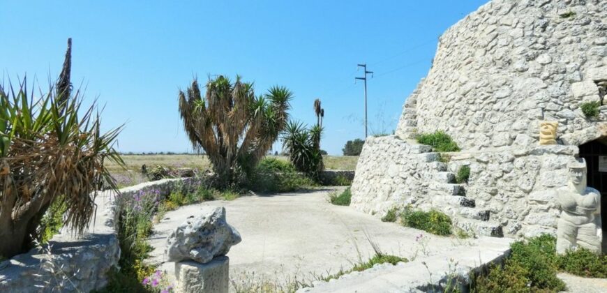 Terreno con trullo da ristrutturare sulla Lecce-Frigole (5° km)