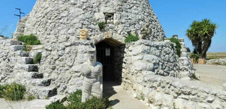 Terreno con trullo da ristrutturare sulla Lecce-Frigole (5° km)
