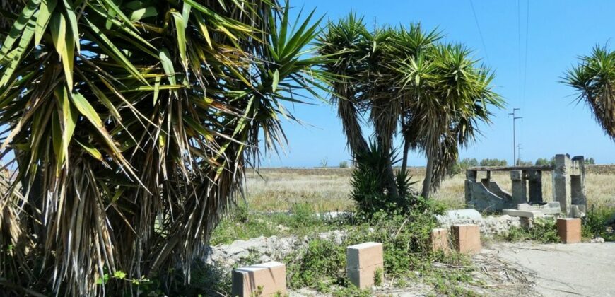 Terreno con trullo da ristrutturare sulla Lecce-Frigole (5° km)