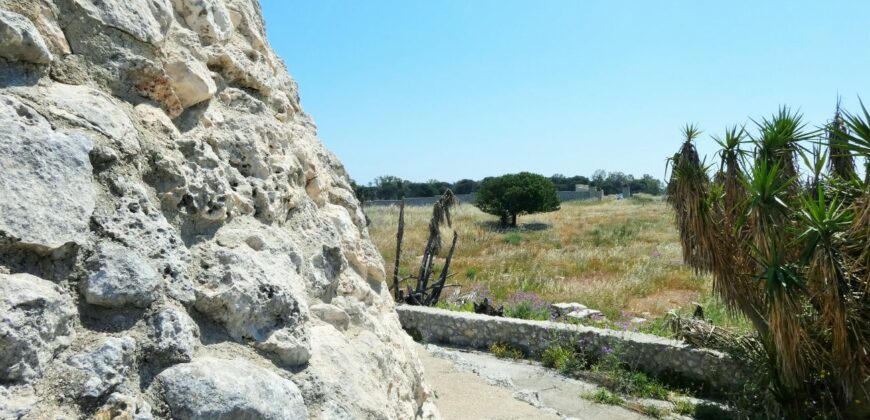 Terreno con trullo da ristrutturare sulla Lecce-Frigole (5° km)