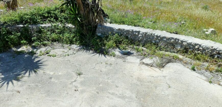 Terreno con trullo da ristrutturare sulla Lecce-Frigole (5° km)