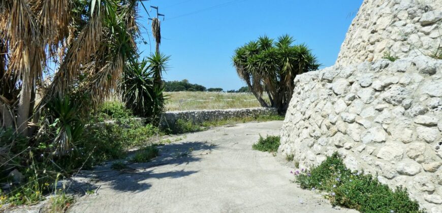 Terreno con trullo da ristrutturare sulla Lecce-Frigole (5° km)