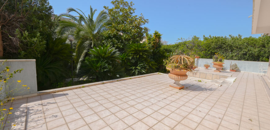 San Lazzaro Prestigioso Appartamento con Ampio Giardino