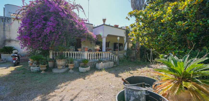 Prestigiosa Villa con Parco Privato e Straordinario Potenziale Edificatorio a Castromediano (Lecce)