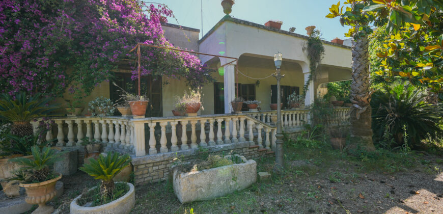 Prestigiosa Villa con Parco Privato e Straordinario Potenziale Edificatorio a Castromediano (Lecce)