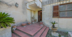 Prestigiosa Villa con Parco Privato e Straordinario Potenziale Edificatorio a Castromediano (Lecce)