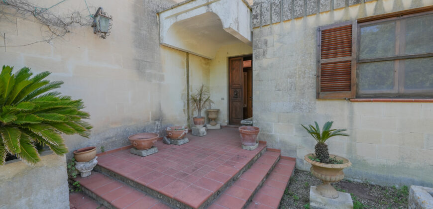 Prestigiosa Villa con Parco Privato e Straordinario Potenziale Edificatorio a Castromediano (Lecce)
