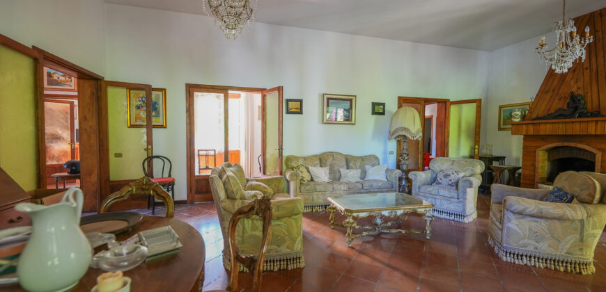 Prestigiosa Villa con Parco Privato e Straordinario Potenziale Edificatorio a Castromediano (Lecce)