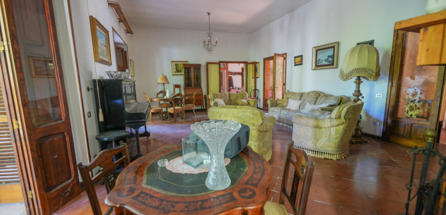 Prestigiosa Villa con Parco Privato e Straordinario Potenziale Edificatorio a Castromediano (Lecce)