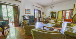 Prestigiosa Villa con Parco Privato e Straordinario Potenziale Edificatorio a Castromediano (Lecce)