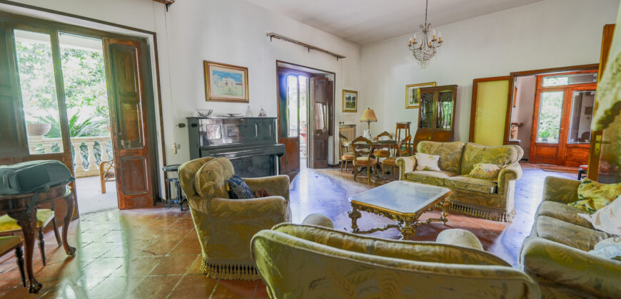 Prestigiosa Villa con Parco Privato e Straordinario Potenziale Edificatorio a Castromediano (Lecce)