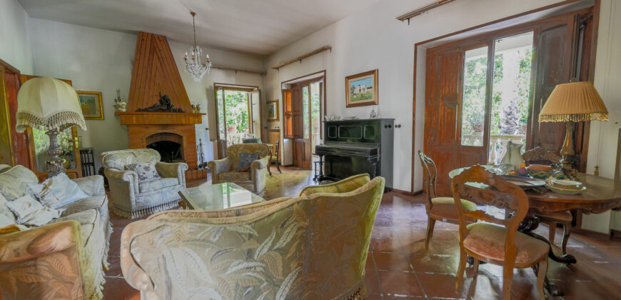 Prestigiosa Villa con Parco Privato e Straordinario Potenziale Edificatorio a Castromediano (Lecce)