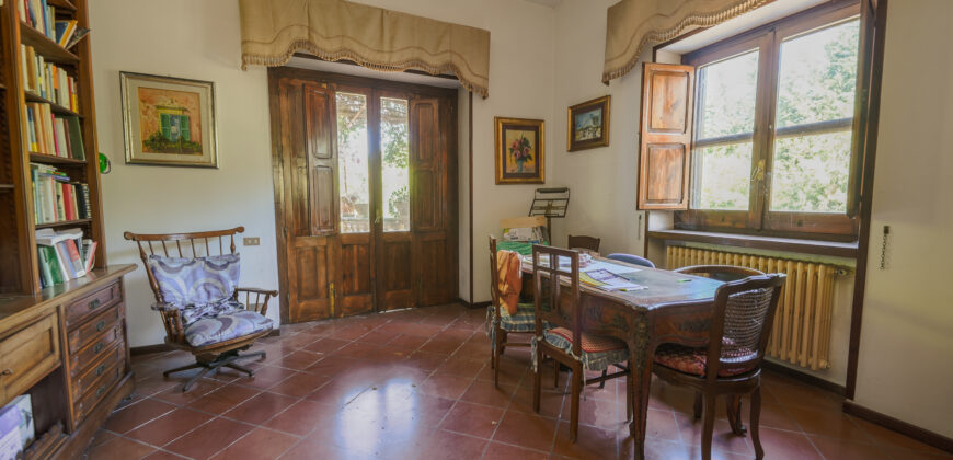 Prestigiosa Villa con Parco Privato e Straordinario Potenziale Edificatorio a Castromediano (Lecce)