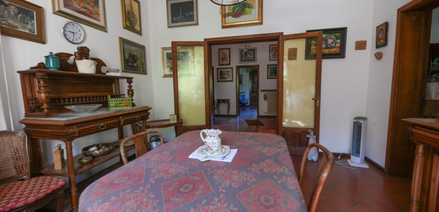 Prestigiosa Villa con Parco Privato e Straordinario Potenziale Edificatorio a Castromediano (Lecce)