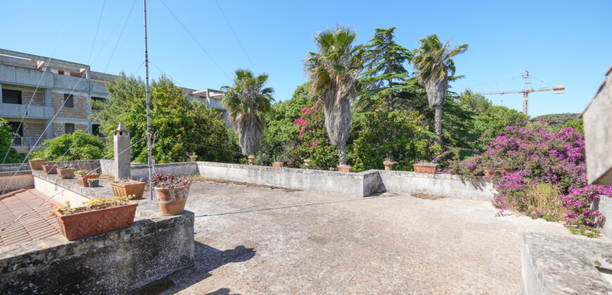 Prestigiosa Villa con Parco Privato e Straordinario Potenziale Edificatorio a Castromediano (Lecce)