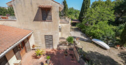 Prestigiosa Villa con Parco Privato e Straordinario Potenziale Edificatorio a Castromediano (Lecce)