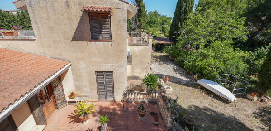 Prestigiosa Villa con Parco Privato e Straordinario Potenziale Edificatorio a Castromediano (Lecce)