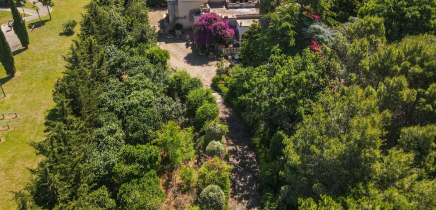 Prestigiosa Villa con Parco Privato e Straordinario Potenziale Edificatorio a Castromediano (Lecce)