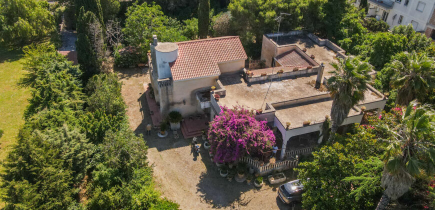 Prestigiosa Villa con Parco Privato e Straordinario Potenziale Edificatorio a Castromediano (Lecce)