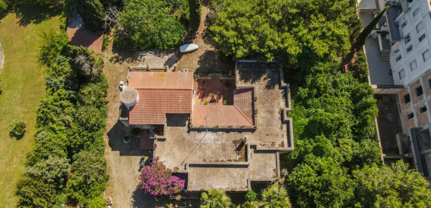 Prestigiosa Villa con Parco Privato e Straordinario Potenziale Edificatorio a Castromediano (Lecce)