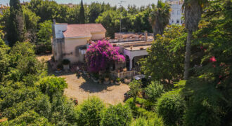 Prestigiosa Villa con Parco Privato e Straordinario Potenziale Edificatorio a Castromediano (Lecce)