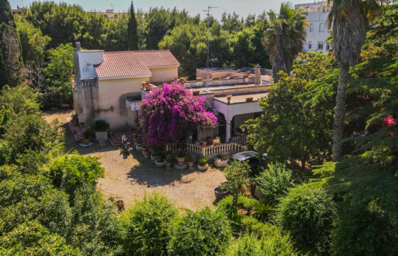 Prestigiosa Villa con Parco Privato e Straordinario Potenziale Edificatorio a Castromediano (Lecce)