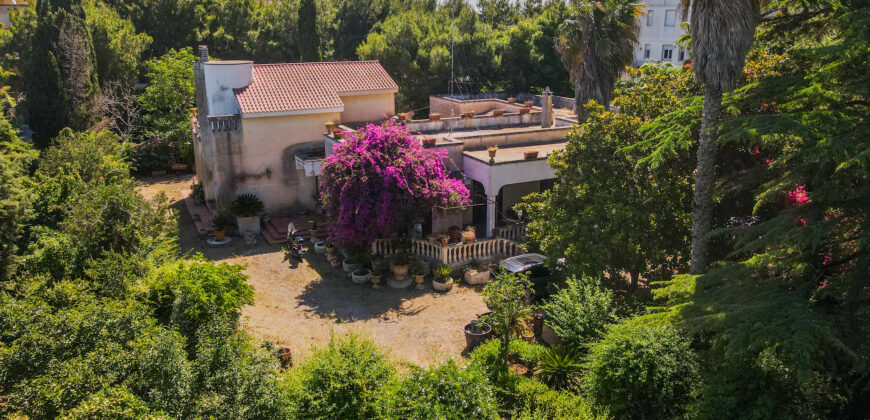 Prestigiosa Villa con Parco Privato e Straordinario Potenziale Edificatorio a Castromediano (Lecce)