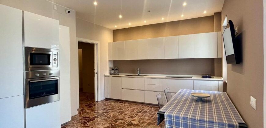 Lecce Zona Mazzini Elegante Appartamento di Ampia Metratura con box auto