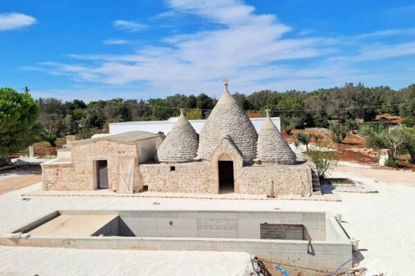Splendida proprietà con trulli e piscina in vendita nella Valle d’Itria – Ceglie Messapica (BR)Stunning Trulli Property with Pool for Sale in the Itria Valley – Ceglie Messapica (BR)