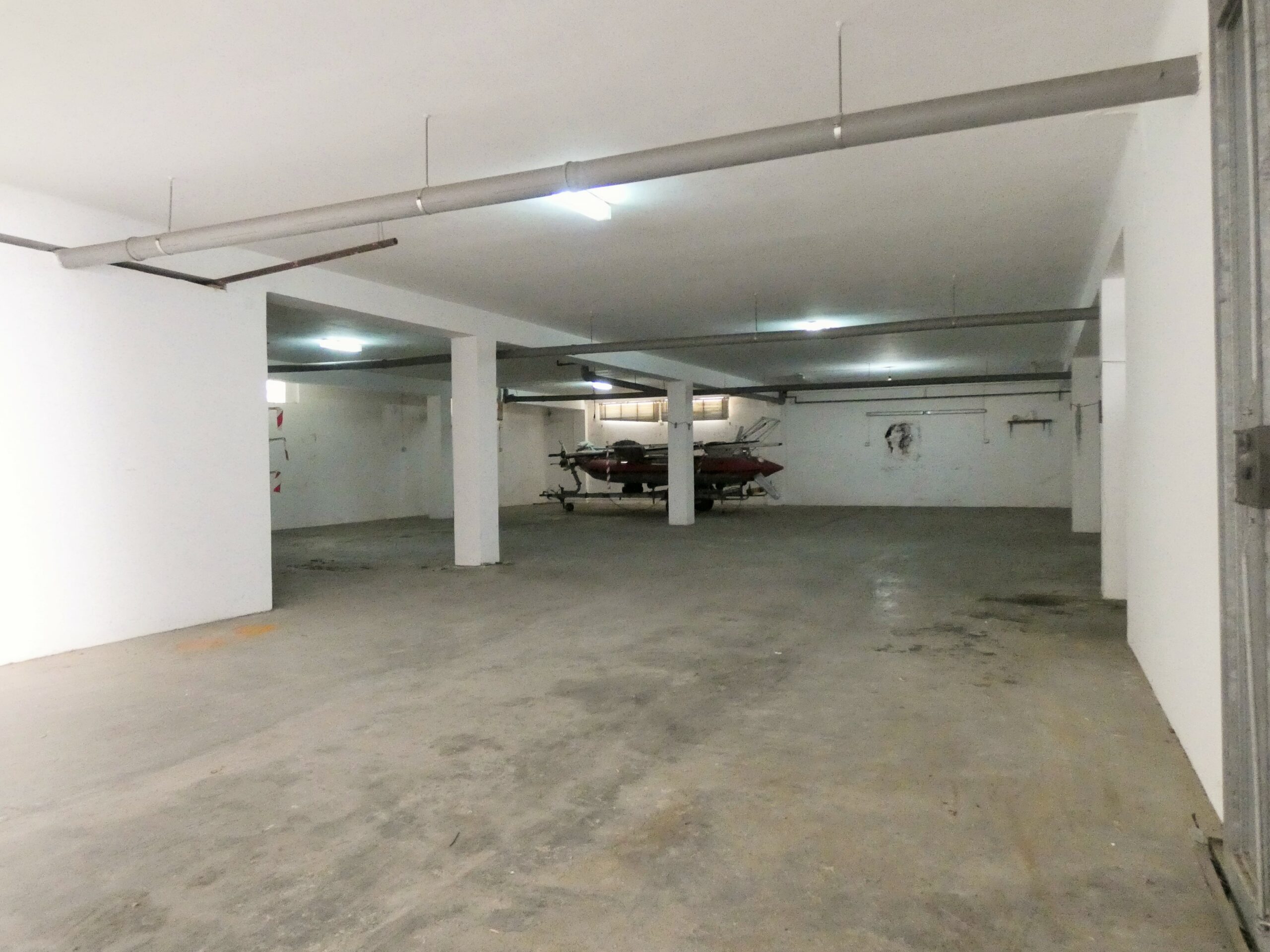 Zona Castromediano – Locale deposito di 350 mq con rampa di accesso