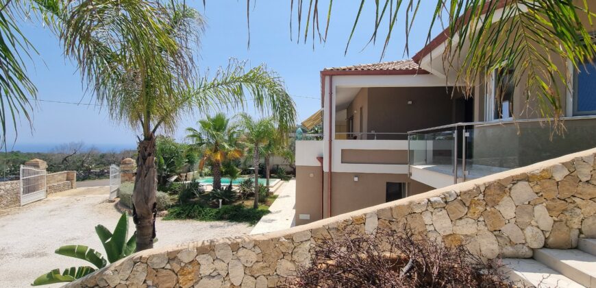 Gagliano del Capo immersa nel verde e a pochissimi minuti a piedi dal mare elegante villa con piscina – Gagliano del Capo – Elegant Villa with Pool, Surrounded by Nature and Just a Few Minutes’ Walk from the Sea