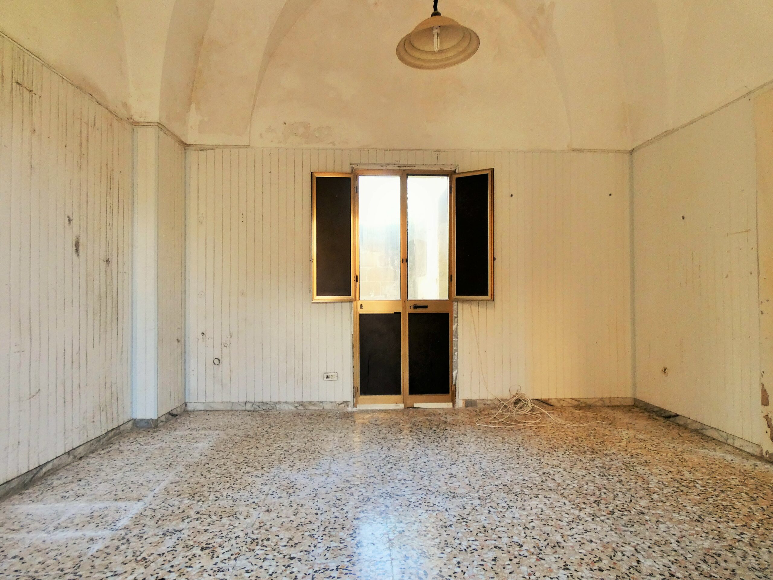 Galugnano (San Donato di Lecce) Immobile  da ristrutturare con giardino e box