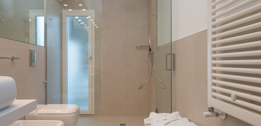 Grande palazzo storico di pregio già a reddito