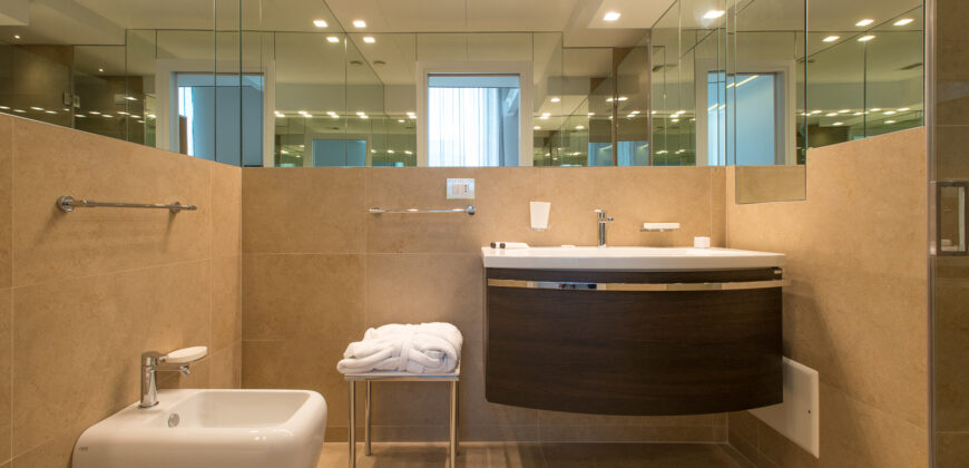 Grande palazzo storico di pregio già a reddito