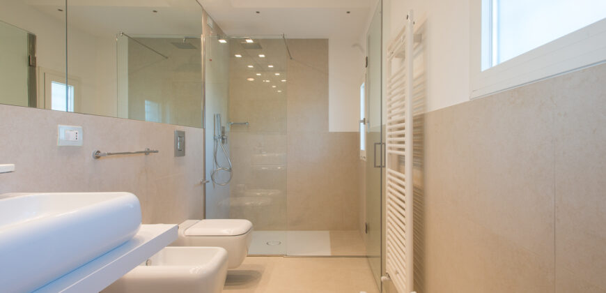 Grande palazzo storico di pregio già a reddito