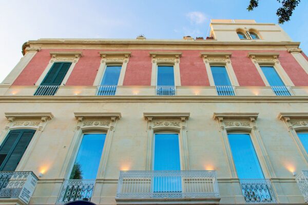 Grande palazzo storico di pregio già a reddito