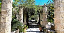 Affascinante Residenza Nobiliare d’Epoca con Giardino e Piscina a Ortelle, a 3 km dal Mare  Charming Historic Noble Residence with Garden and Pool in Ortelle, 3 km from the Sea”
