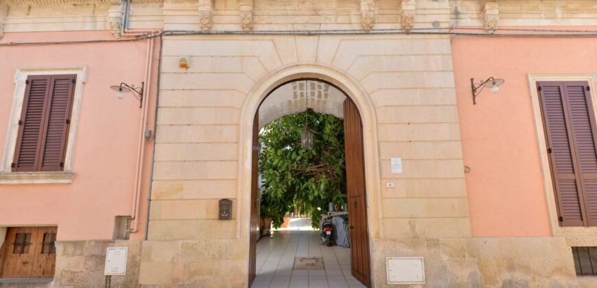 Affascinante Residenza Nobiliare d’Epoca con Giardino e Piscina a Ortelle, a 3 km dal Mare  Charming Historic Noble Residence with Garden and Pool in Ortelle, 3 km from the Sea”