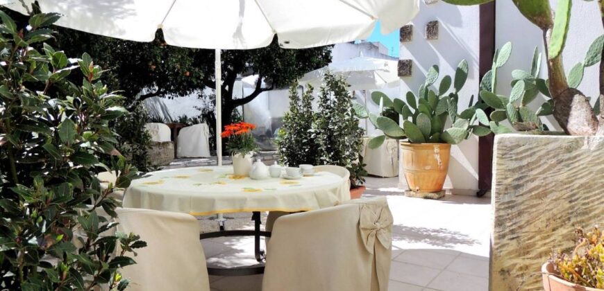 Affascinante Residenza Nobiliare d’Epoca con Giardino e Piscina a Ortelle, a 3 km dal Mare  Charming Historic Noble Residence with Garden and Pool in Ortelle, 3 km from the Sea”