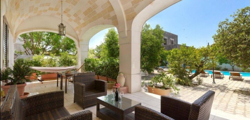 Affascinante Residenza Nobiliare d’Epoca con Giardino e Piscina a Ortelle, a 3 km dal Mare  Charming Historic Noble Residence with Garden and Pool in Ortelle, 3 km from the Sea”