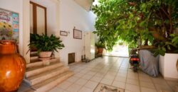 Affascinante Residenza Nobiliare d’Epoca con Giardino e Piscina a Ortelle, a 3 km dal Mare  Charming Historic Noble Residence with Garden and Pool in Ortelle, 3 km from the Sea”