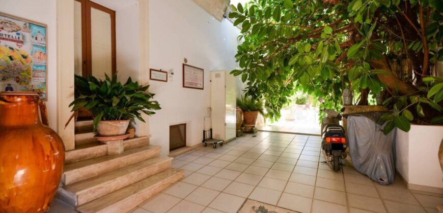 Affascinante Residenza Nobiliare d’Epoca con Giardino e Piscina a Ortelle, a 3 km dal Mare  Charming Historic Noble Residence with Garden and Pool in Ortelle, 3 km from the Sea”