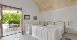 Affascinante Residenza Nobiliare d’Epoca con Giardino e Piscina a Ortelle, a 3 km dal Mare  Charming Historic Noble Residence with Garden and Pool in Ortelle, 3 km from the Sea”