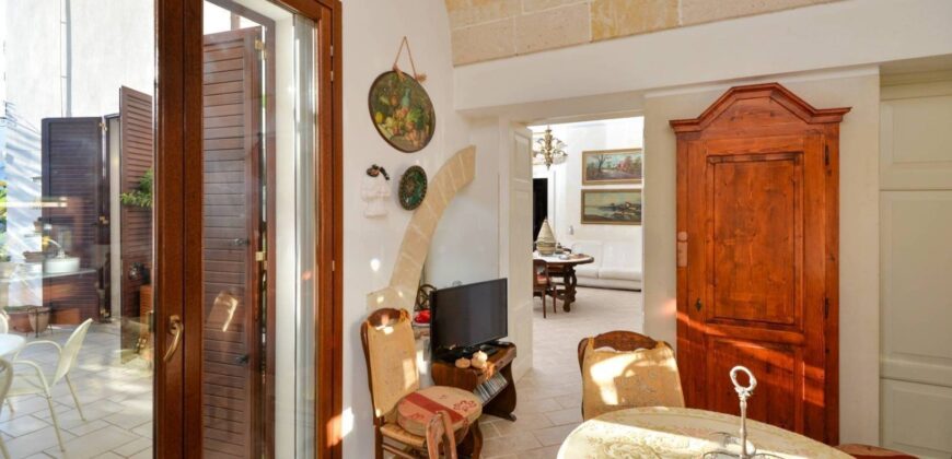 Affascinante Residenza Nobiliare d’Epoca con Giardino e Piscina a Ortelle, a 3 km dal Mare  Charming Historic Noble Residence with Garden and Pool in Ortelle, 3 km from the Sea”