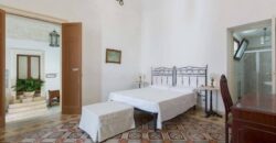 Affascinante Residenza Nobiliare d’Epoca con Giardino e Piscina a Ortelle, a 3 km dal Mare  Charming Historic Noble Residence with Garden and Pool in Ortelle, 3 km from the Sea”